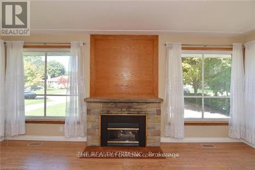 65 Irving Place, London East (East D), ON - Indoor Photo Showing Living Room With Fireplace