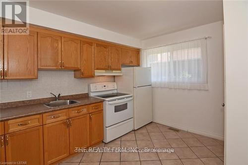 65 Irving Place, London East (East D), ON - Indoor Photo Showing Kitchen