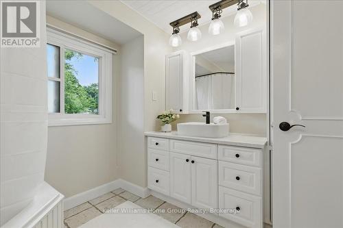 348 Old Stone Road, Waterloo, ON - Indoor Photo Showing Bathroom