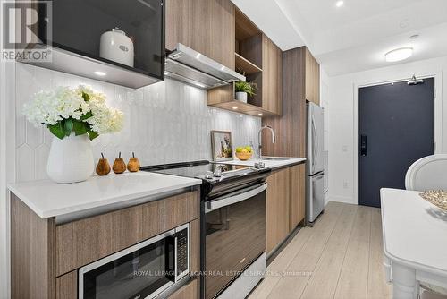 418 - 405 Dundas Street W, Oakville, ON - Indoor Photo Showing Kitchen With Upgraded Kitchen