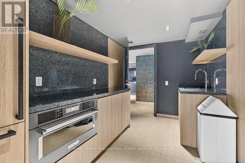 418 - 405 Dundas Street W, Oakville, ON - Indoor Photo Showing Kitchen