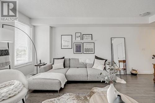 218 Huguenot Road, Oakville, ON - Indoor Photo Showing Living Room