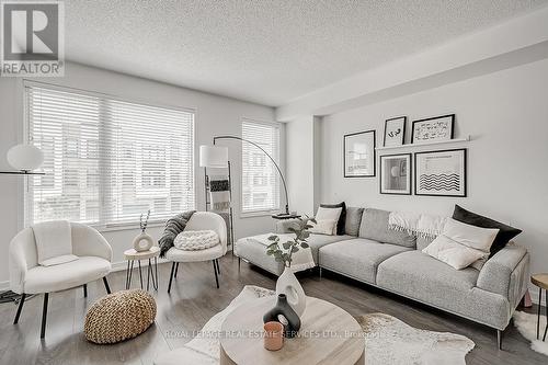 218 Huguenot Road, Oakville, ON - Indoor Photo Showing Living Room
