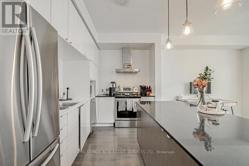 218 Huguenot Road, Oakville, ON - Indoor Photo Showing Kitchen With Stainless Steel Kitchen With Upgraded Kitchen