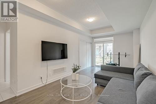 218 Huguenot Road, Oakville, ON - Indoor Photo Showing Living Room