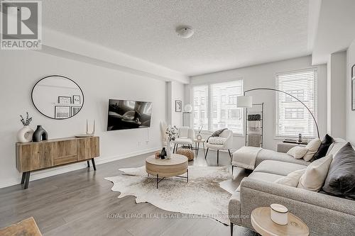 218 Huguenot Road, Oakville, ON - Indoor Photo Showing Living Room