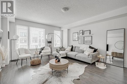 218 Huguenot Road, Oakville, ON - Indoor Photo Showing Living Room