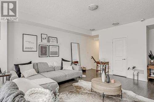 218 Huguenot Road, Oakville, ON - Indoor Photo Showing Living Room