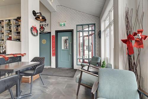 Commerce - 105F Av. Guindon, Saint-Sauveur, QC 