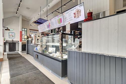 Commerce - 105F Av. Guindon, Saint-Sauveur, QC 