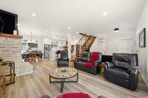 Salon - 7100Z 7E Rang, Drummondville, QC 