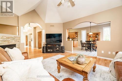 Wide hallways and entrances - 25 Kyle Avenue, Ottawa, ON - Indoor Photo Showing Living Room