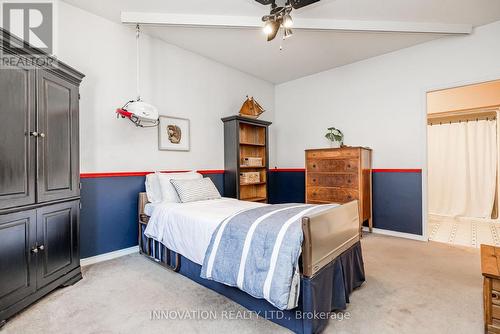 Cheater door from 2nd bedroom to family bath - 25 Kyle Avenue, Ottawa, ON - Indoor Photo Showing Bedroom