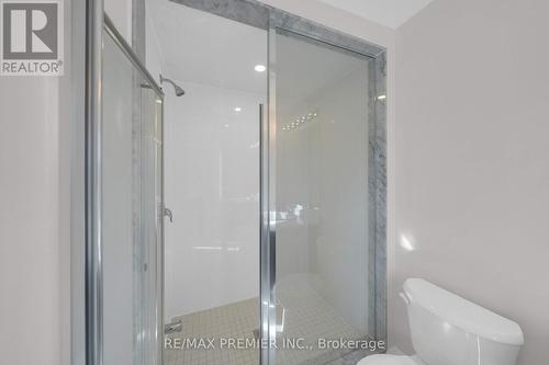 16 Prudhoe Terrace, Barrie, ON - Indoor Photo Showing Bathroom