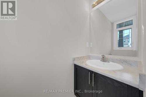 16 Prudhoe Terrace, Barrie, ON - Indoor Photo Showing Bathroom