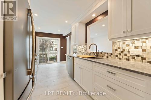 213 Idlewild Private, Ottawa, ON - Indoor Photo Showing Kitchen With Upgraded Kitchen