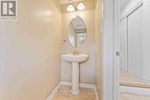 213 Idlewild Private, Ottawa, ON - Indoor Photo Showing Bathroom