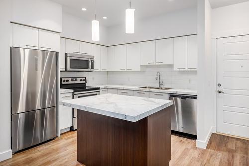 214-975 Academy Way, Kelowna, BC - Indoor Photo Showing Kitchen With Double Sink With Upgraded Kitchen