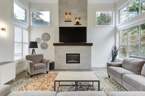 152 Lost Creek Court, Kelowna, BC - Indoor Photo Showing Living Room With Fireplace