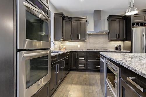 152 Lost Creek Court, Kelowna, BC - Indoor Photo Showing Kitchen With Upgraded Kitchen