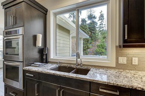 152 Lost Creek Court, Kelowna, BC - Indoor Photo Showing Kitchen With Double Sink With Upgraded Kitchen