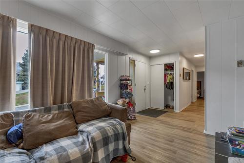 3600 37 Avenue, Vernon, BC - Indoor Photo Showing Living Room