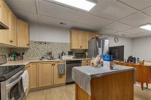 3600 37 Avenue, Vernon, BC - Indoor Photo Showing Kitchen With Double Sink