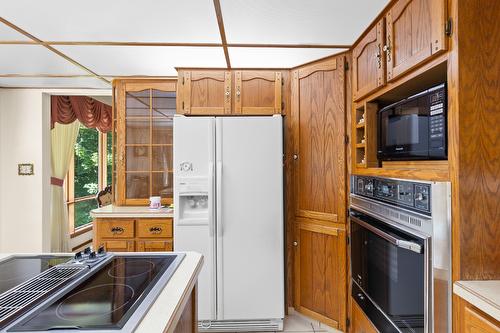 6210 50 Street, Salmon Arm, BC - Indoor Photo Showing Kitchen
