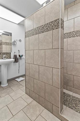 1629 Ainsworth Avenue, Riondel, BC - Indoor Photo Showing Bathroom
