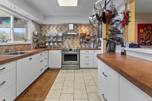 1629 Ainsworth Avenue, Riondel, BC - Indoor Photo Showing Kitchen