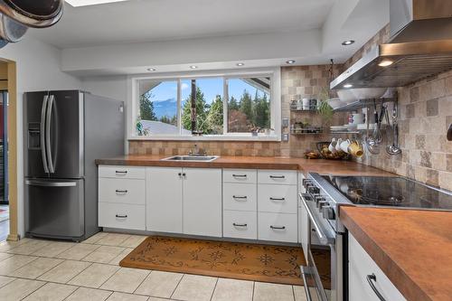 1629 Ainsworth Avenue, Riondel, BC - Indoor Photo Showing Kitchen