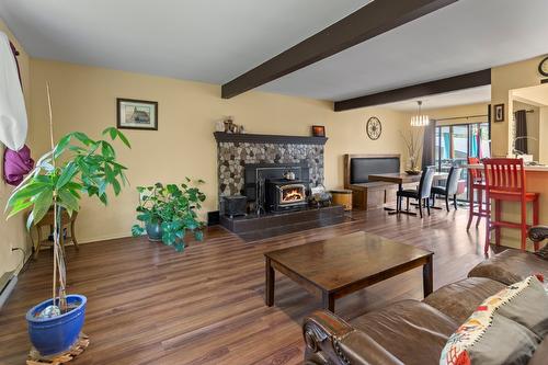 1629 Ainsworth Avenue, Riondel, BC - Indoor Photo Showing Living Room With Fireplace
