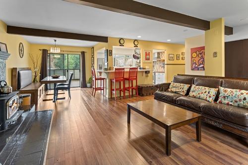 1629 Ainsworth Avenue, Riondel, BC - Indoor Photo Showing Living Room