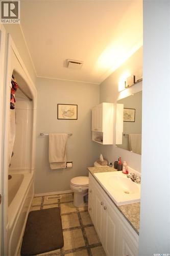 622 9Th Street W, Shaunavon, SK - Indoor Photo Showing Bathroom