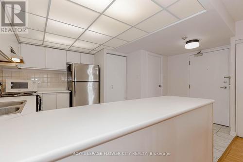 910 - 8 Silverbell Grove, Toronto, ON - Indoor Photo Showing Kitchen