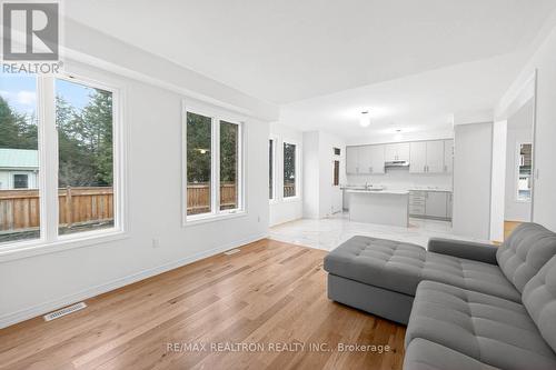 1 Wakefield Boulevard, Essa, ON - Indoor Photo Showing Living Room