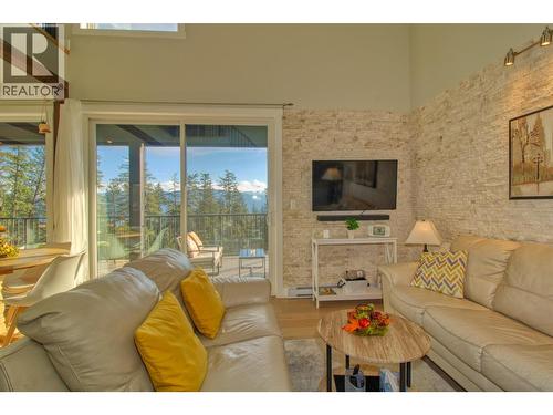 634 Udell Road, Vernon, BC - Indoor Photo Showing Living Room