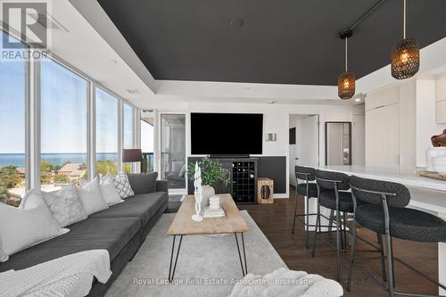 602 - 370 Martha Street, Burlington, ON - Indoor Photo Showing Living Room