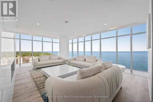 602 - 370 Martha Street, Burlington, ON - Indoor Photo Showing Living Room