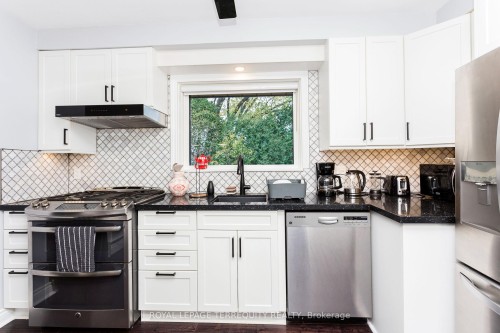 419 Brownfield Gardens, Toronto, ON - Indoor Photo Showing Kitchen With Upgraded Kitchen