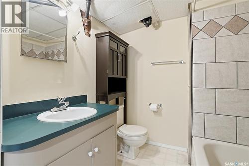 1214 B Avenue N, Saskatoon, SK - Indoor Photo Showing Bathroom