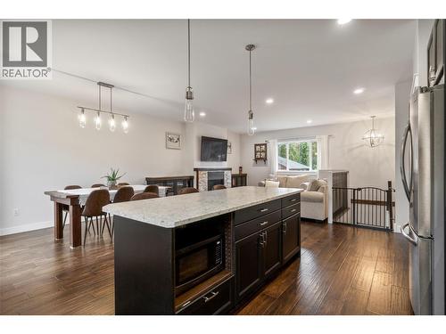 1140 23 Street Se, Salmon Arm, BC - Indoor Photo Showing Kitchen With Upgraded Kitchen