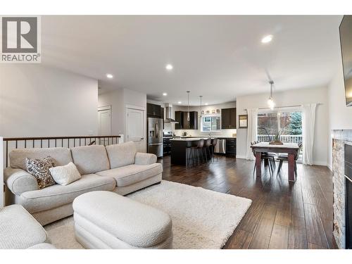 1140 23 Street Se, Salmon Arm, BC - Indoor Photo Showing Living Room