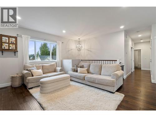 1140 23 Street Se, Salmon Arm, BC - Indoor Photo Showing Living Room