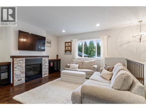 1140 23 Street Se, Salmon Arm, BC - Indoor Photo Showing Living Room With Fireplace