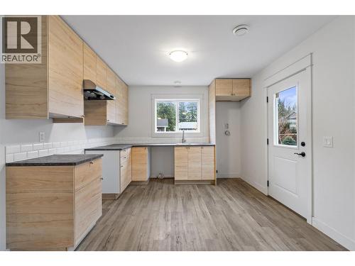 1140 23 Street Se, Salmon Arm, BC - Indoor Photo Showing Kitchen