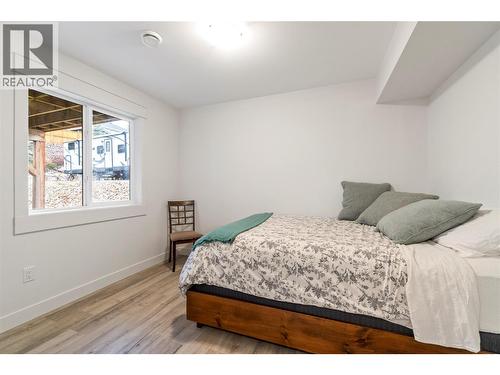 Suite bedroom - 1140 23 Street Se, Salmon Arm, BC - Indoor Photo Showing Bedroom