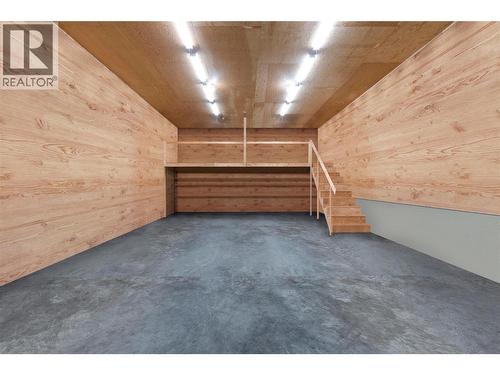 1140 23 Street Se, Salmon Arm, BC - Indoor Photo Showing Garage