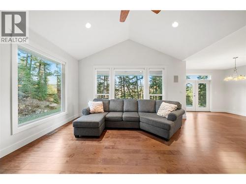 385 Riverwind Drive, Chase, BC - Indoor Photo Showing Living Room