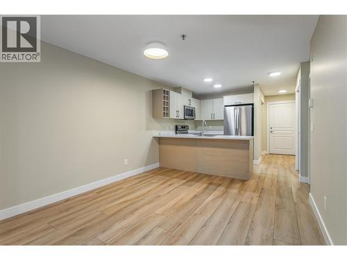 dining area - 1099 Sunset Drive Unit# 230, Kelowna, BC - Indoor Photo Showing Kitchen